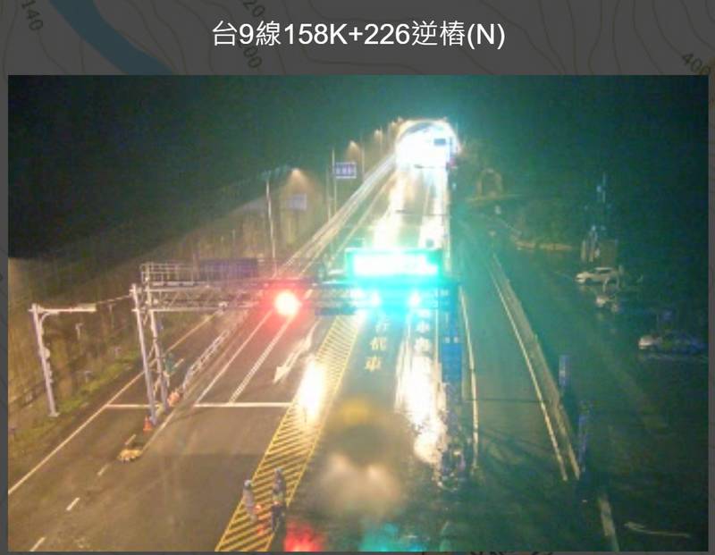 台9線159.3K處發生坍方，蘇花公路大清水隧道雙向阻斷無法通行，警方已在現場進行交管。 圖：翻攝公路總局網站