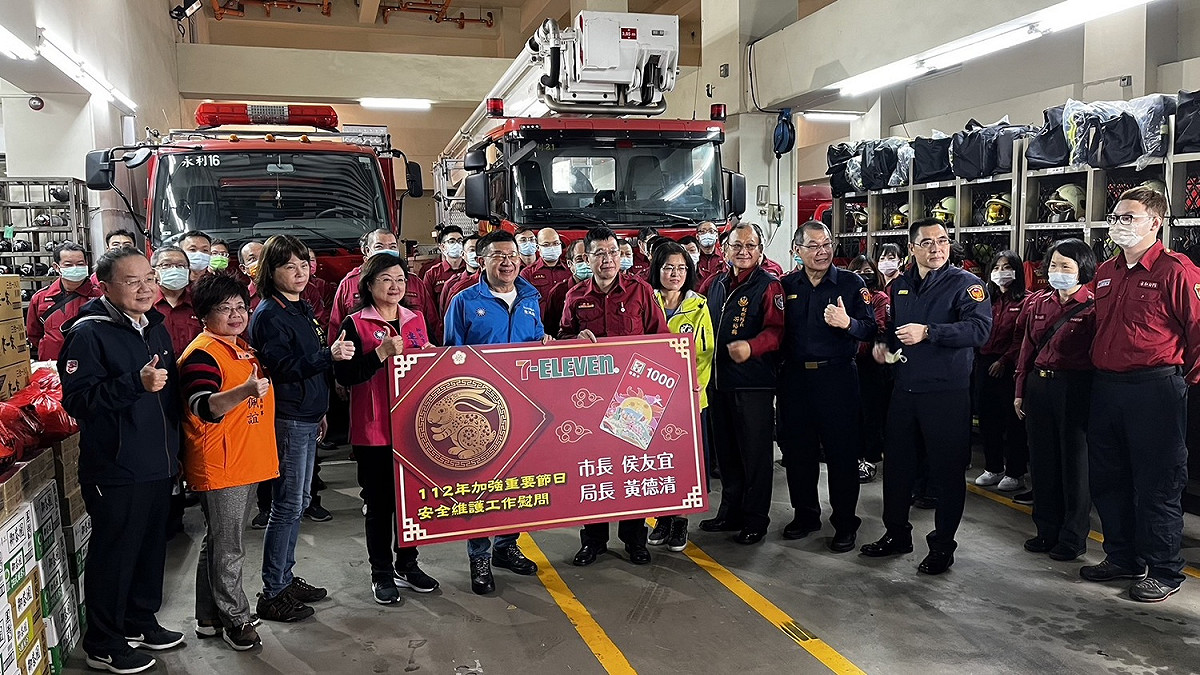 陳鴻源慰問第七大隊。 圖：新北市消防局提供