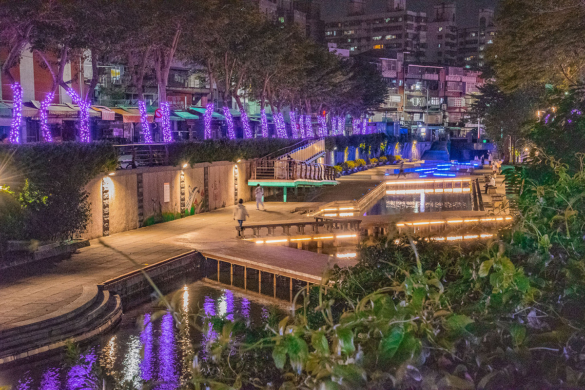 中港大排夜晚充滿浪漫氛圍。 圖：新北市水利局提供