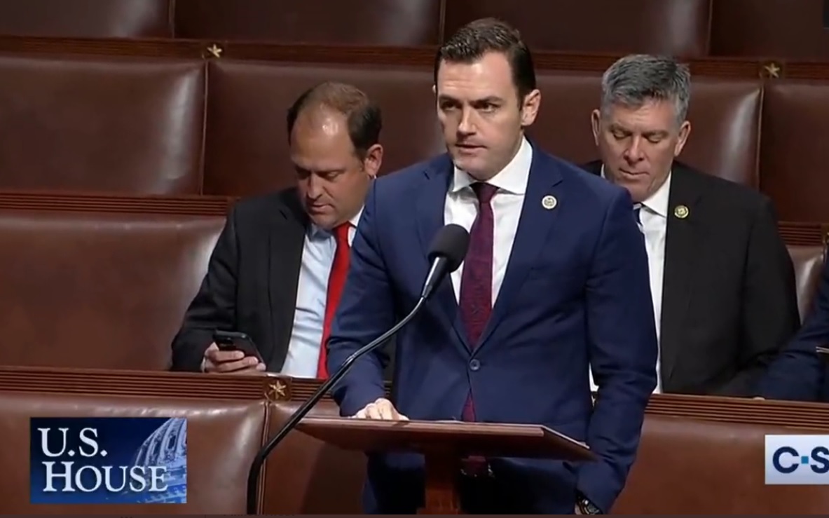美國威斯康辛州選出的聯邦眾議員加拉格爾（前），即將擔任眾議院剛通過成立的「美國與中國共產黨戰略競爭特別委員會」主席。 圖：翻攝自美國國會影片