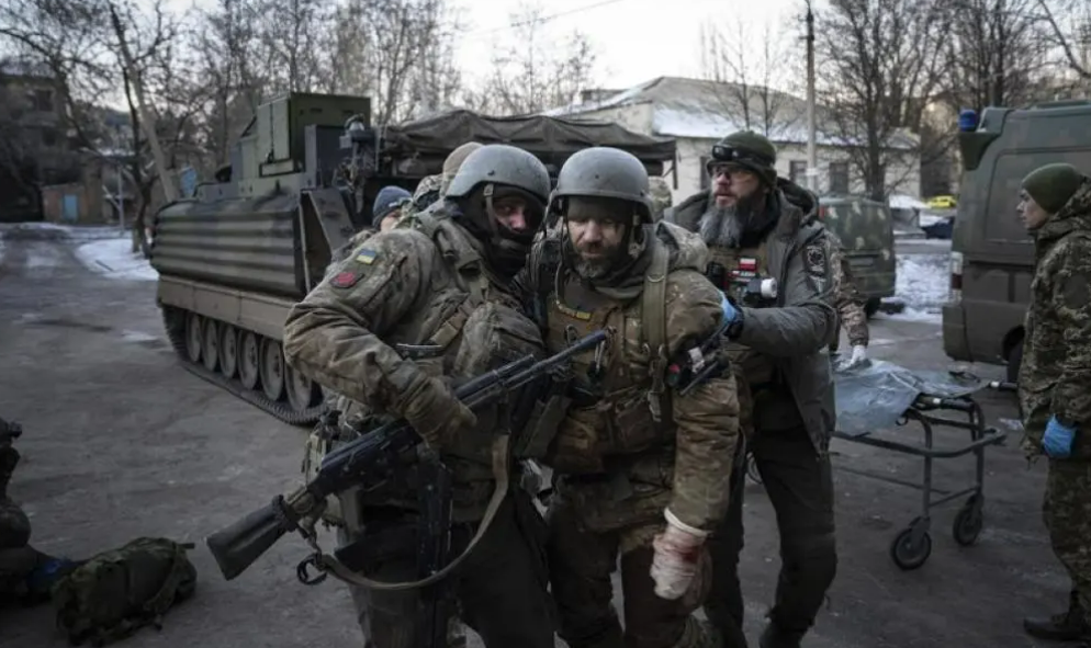 烏軍在索萊達爾戰敗，傷亡慘重，烏軍一名士兵甚至在網上發布影片表示，索萊達爾戰役中的指揮官將烏軍士兵拋下。 圖: 翻攝自中國軍事評論《14 號觀察室》