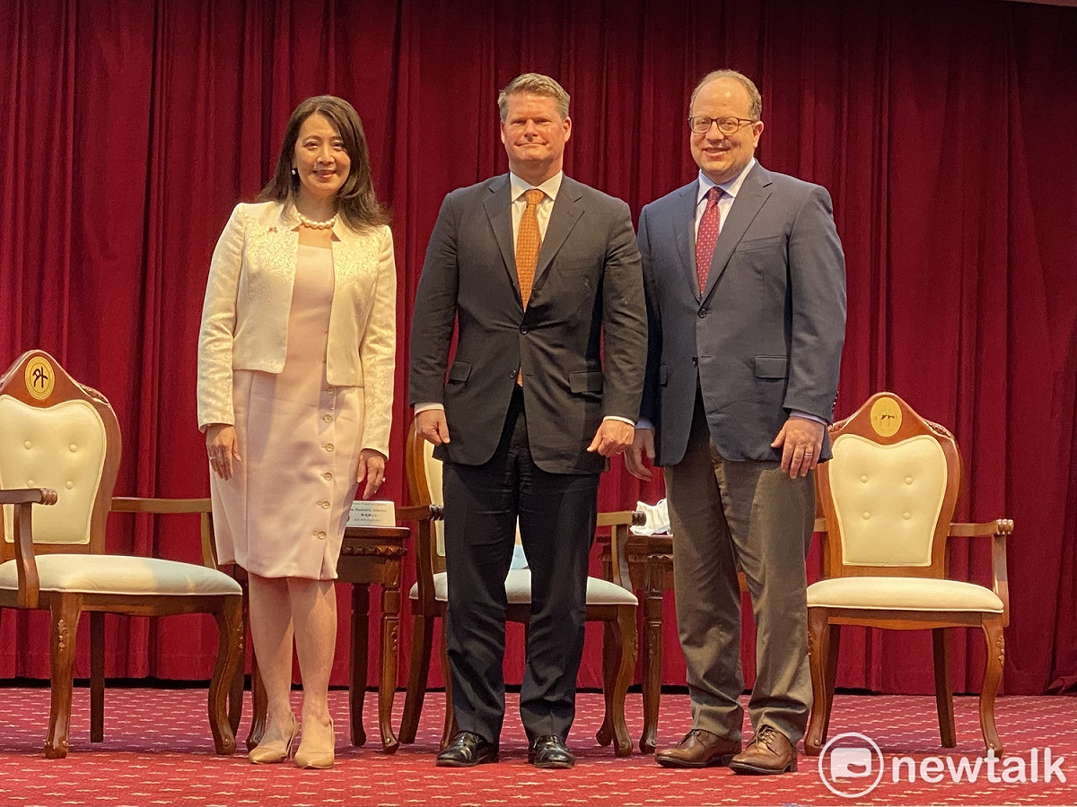 外交部發言人歐江安（左）、「2049計畫研究所」（Project 2049 Institute）主席薛瑞福（中）、美國企業研究院（AEI）資深研究員卜大年（右）。 圖：周煊惠 / 攝