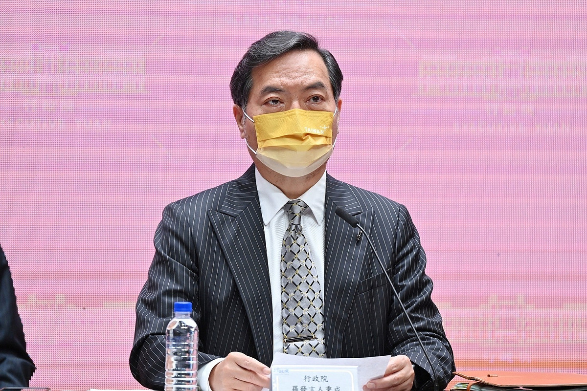 行政院政務委員兼發言人羅秉成表示，經過行政團隊的討論，蘇貞昌院長指示的政策方向，符合一定條件的外籍人士仍然可以領取6000元現金。 圖：行政院提供