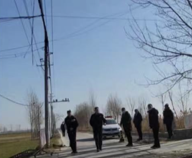 北京律師李莊在鐵鍊女事件一年後前往當地，卻遭村幹部與民警阻止。 圖：翻攝自中國數字時代
