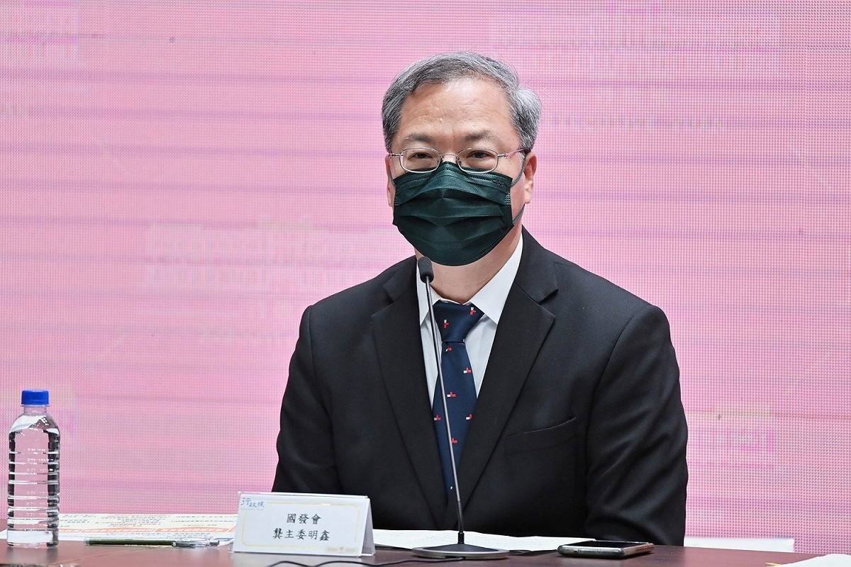 行政院會今（12）天通過國發會所提的「疫後強化經濟與社會韌性及全民共享經濟成果特別條例」草案，將函請立法院審議。圖為國發會主委龔明鑫。 圖： 行政院提供