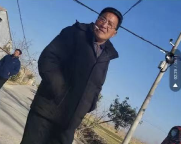 北京律師李莊在鐵鍊女事件一年後前往當地，卻遭村幹部阻止。 圖：翻攝自中國數字時代