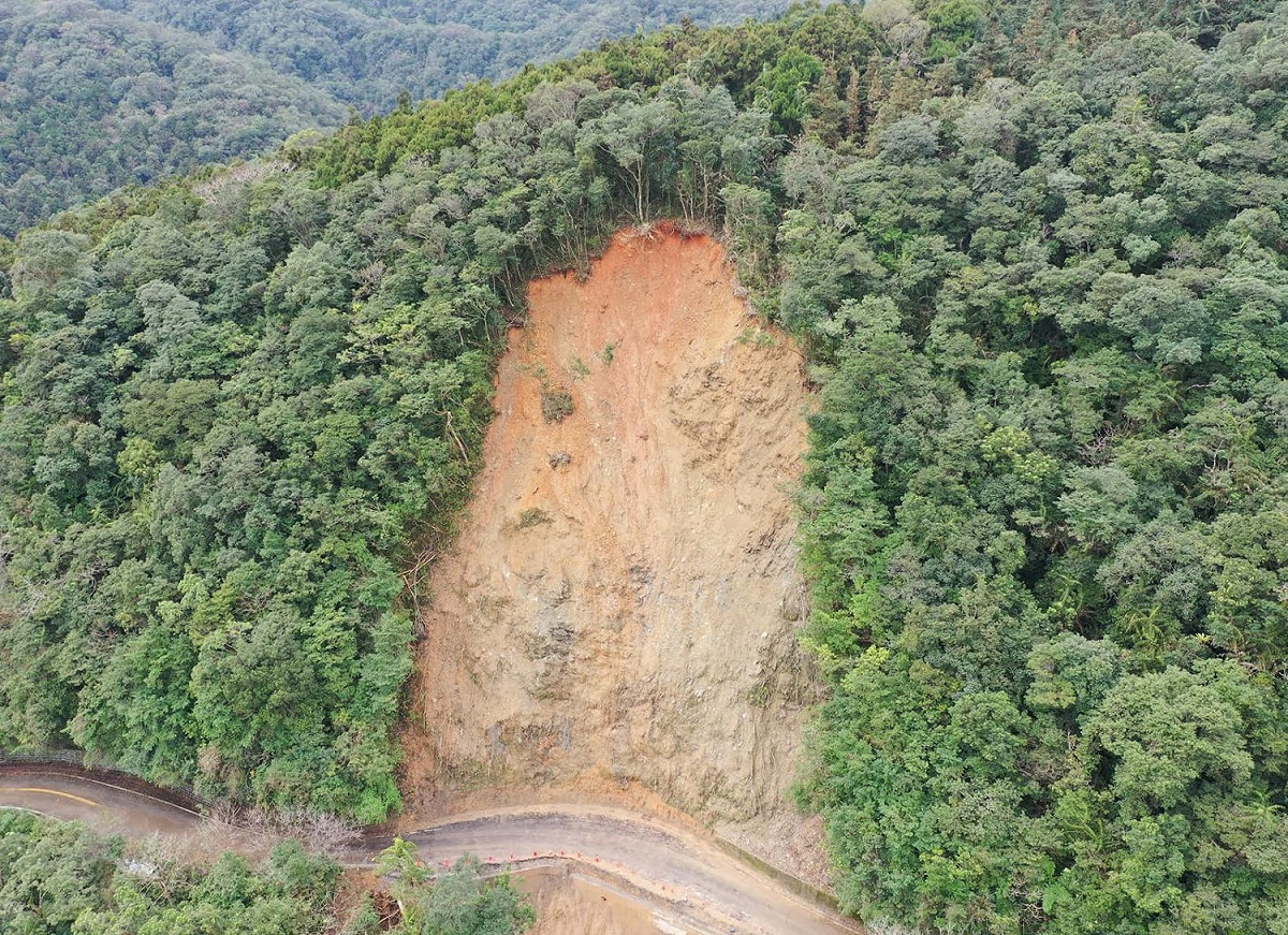 福山聯外道路沿途多處發生規模不等土石崩塌災害，其中2.8K(管制站前方)上邊坡發生數次大量土石崩塌。 圖：林業試驗所／提供