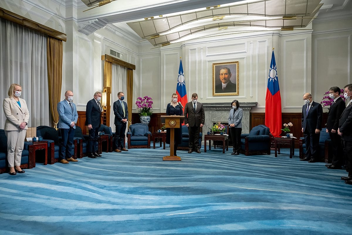 立陶宛國會友台小組副主席莎卡琳恩12日請團員及總統蔡英文等人為當年立陶宛遭蘇聯坦克入侵的罹難者默哀。 圖：總統府/提供