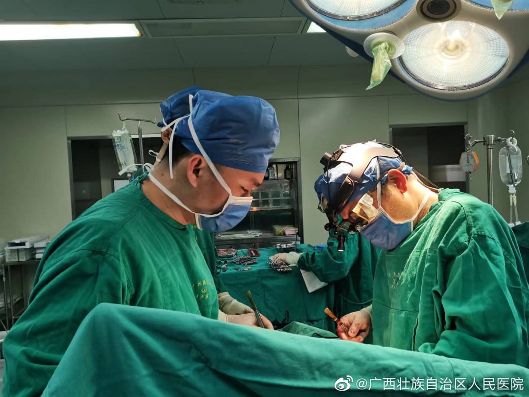 3名台灣人險遭送中摘器官，仍有人稱赴中旅遊沒事，杜承哲反諷：可能只是太老、有病或配對不合。（圖為中國醫院器官移植手術示意圖。） 圖：擷取自微博（資料照）