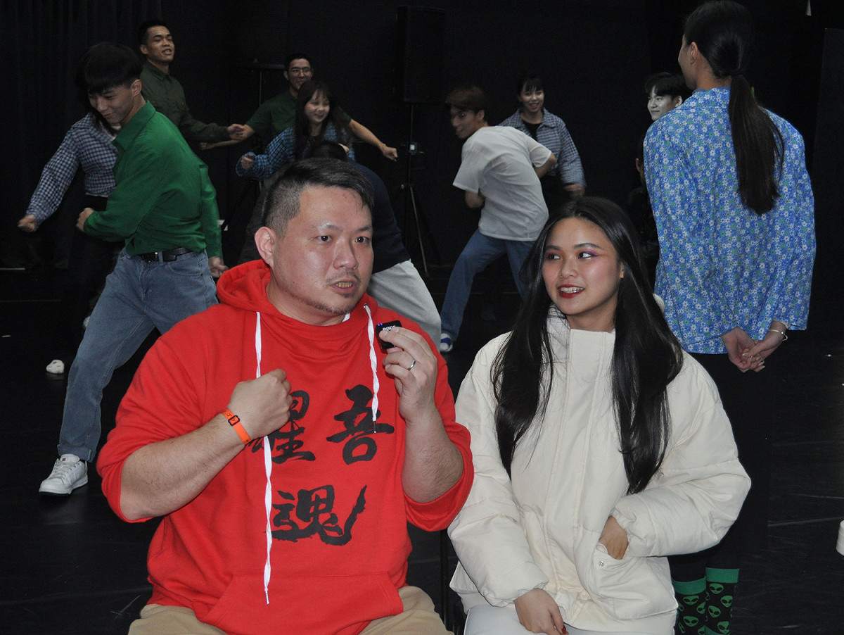 醒吾科大表藝系指導老師兼編劇黃智涵（左）與導演表藝系羅彩心，訴說《鹿仔草的彼隻船》導戲過程充滿悸動。 圖：醒吾科大提供