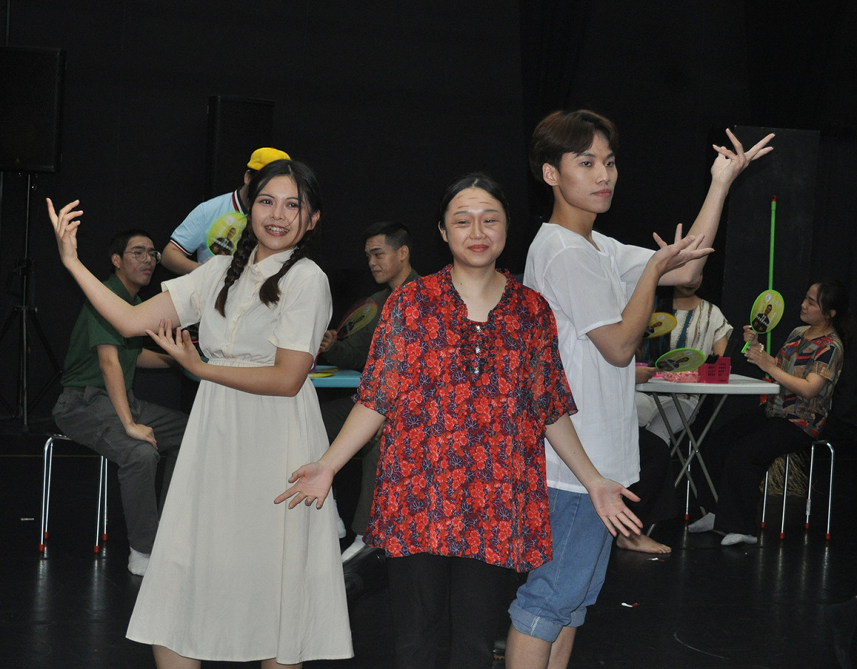 《鹿仔草的彼隻船》運用歌舞劇方式演出，劇中飾演阿好嬸的盧韻竹（中），驚喜認出指導老師黃智涵竟是親舅舅！  圖：醒吾科大提供