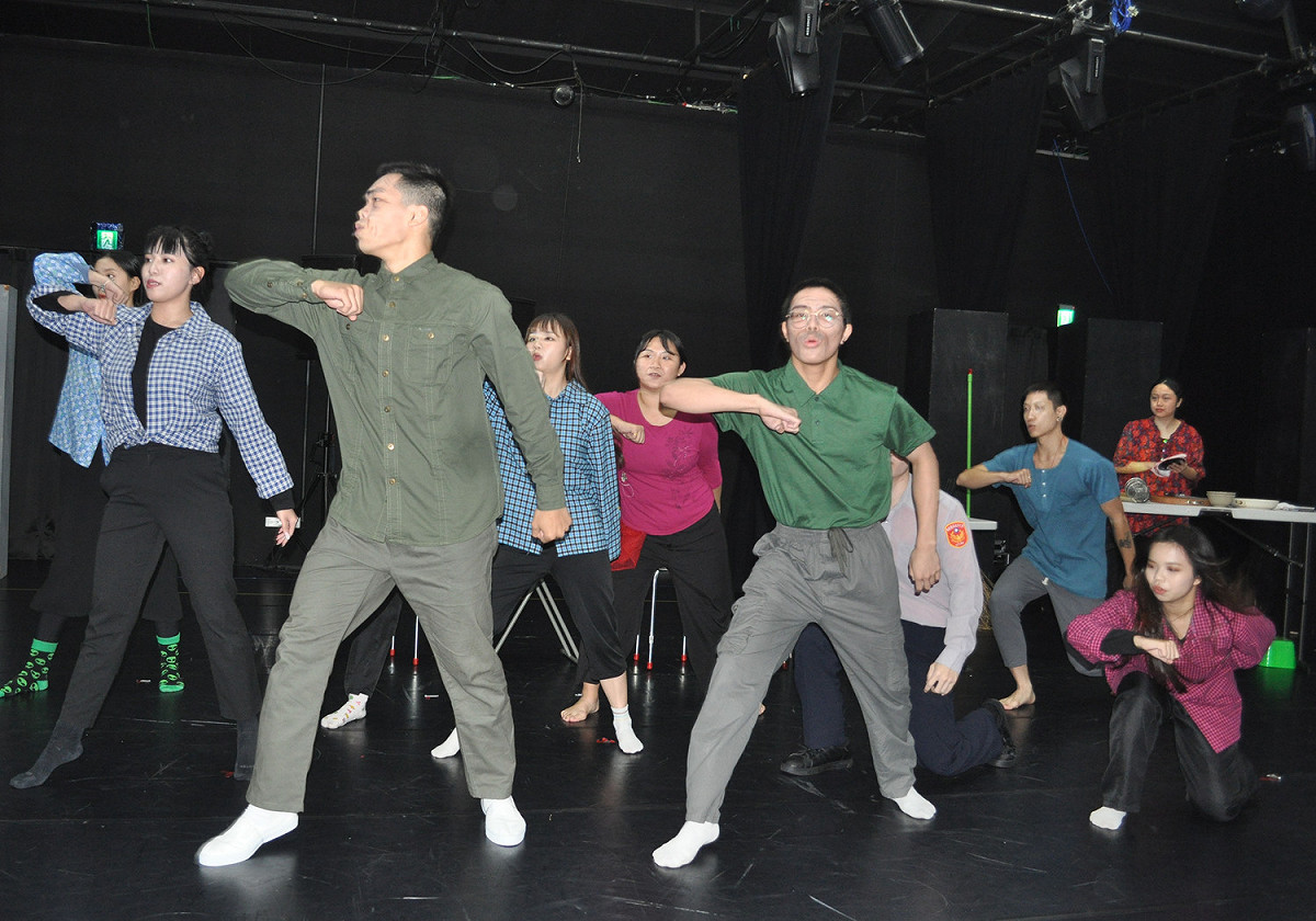 《鹿仔草的彼隻船》演員們融入劇情，演出親情及溫馨的歌舞喜劇。 圖：醒吾科大提供