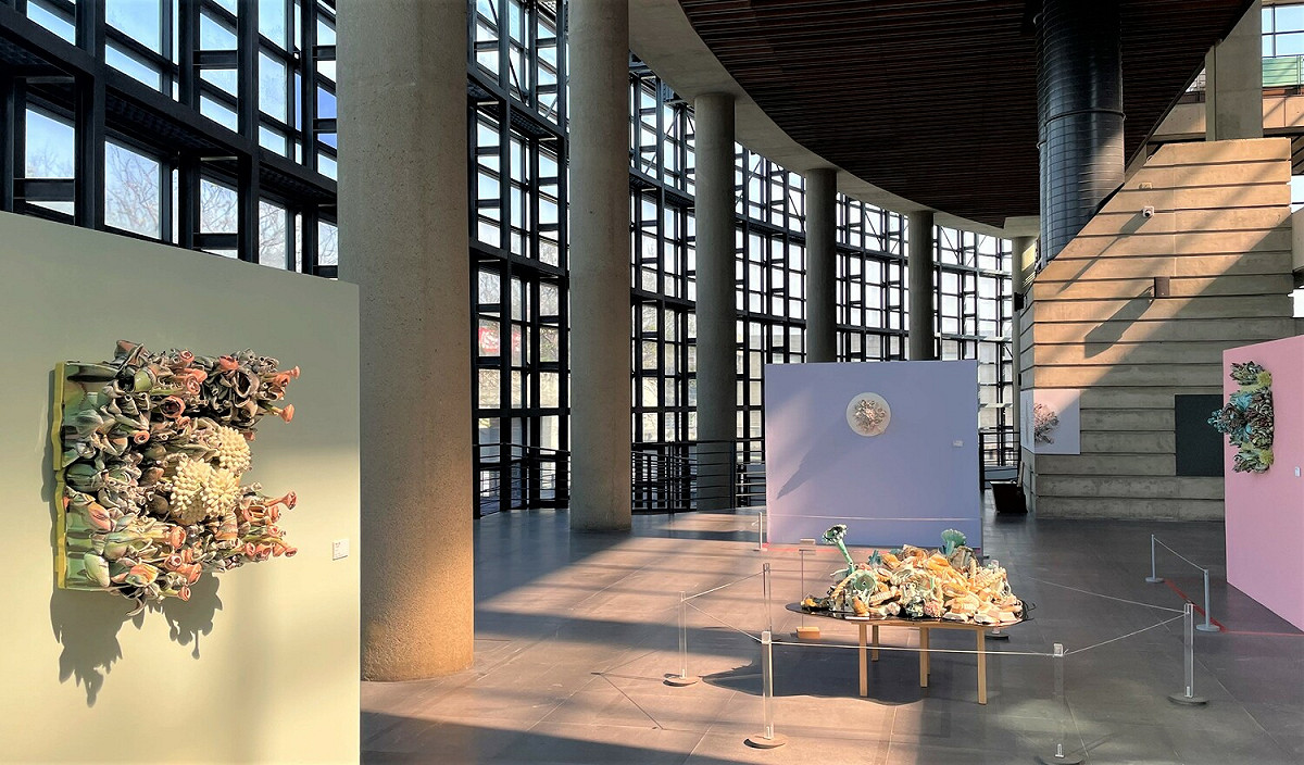 「兩種自然－Susan BEINER創作個展」自即日起至2月19日於陶博館1樓陽光特展室展出綻放自然界茂盛生命力創作。 圖：鶯歌陶瓷博物館提供