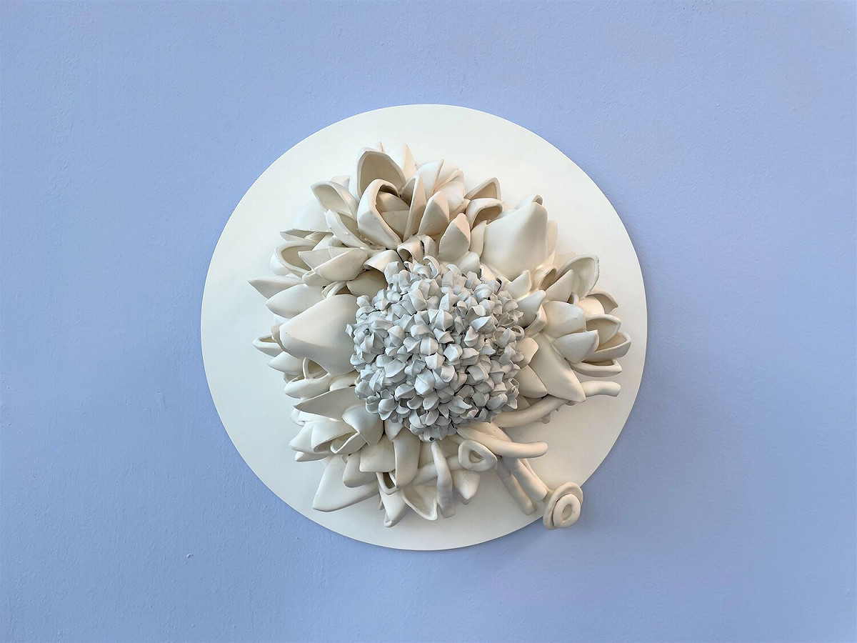《白菊》是以植物為造型的單件組，看似樸實素雅的釉色，傳達脆弱的生態中仍存在帶來生命力量的一絲希望。 圖：鶯歌陶瓷博物館提供