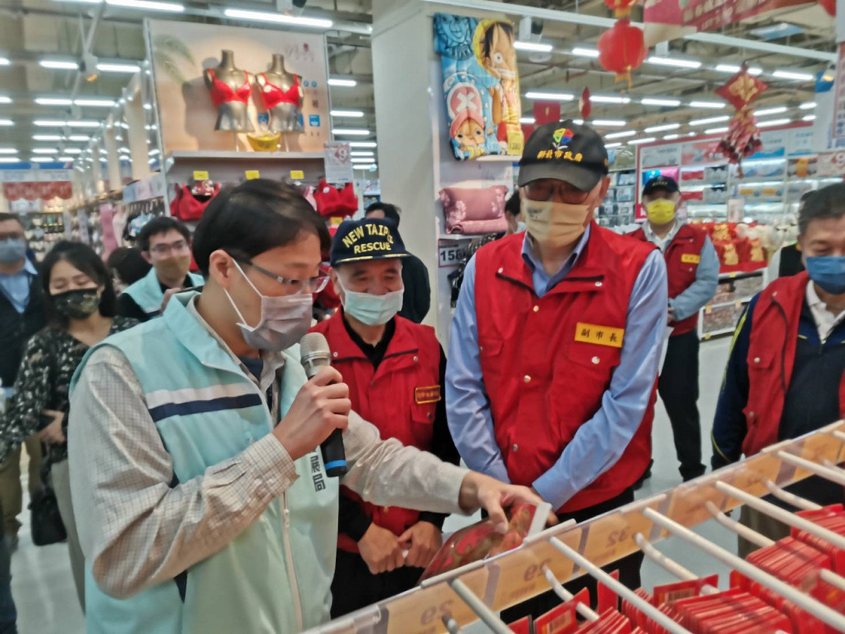 因應年節將至，市府公共安全聯合稽查小組針對新北市規模前10大之大賣場、百貨公司進行聯合稽查。 圖：新北市消防局提供