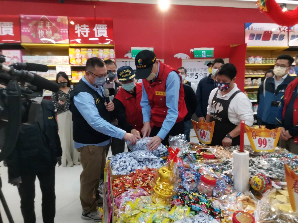 稽查年貨及食品標示及儲存環境是否符合衛生規範、是否確實標示肉品產地。 圖：新北市消防局提供