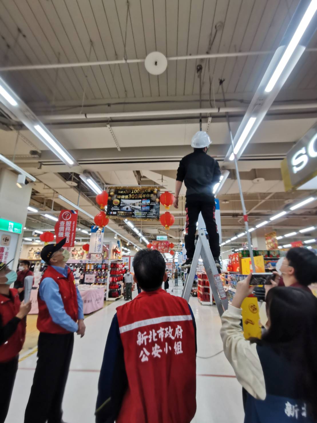 相關業者除了應提供完善的服務及安全無虞的食品、商品，亦應隨時保持現場各項設施設備運作正常及逃生通道暢通，妥善維護消費者生命財產安全。 圖：新北市消防局提供