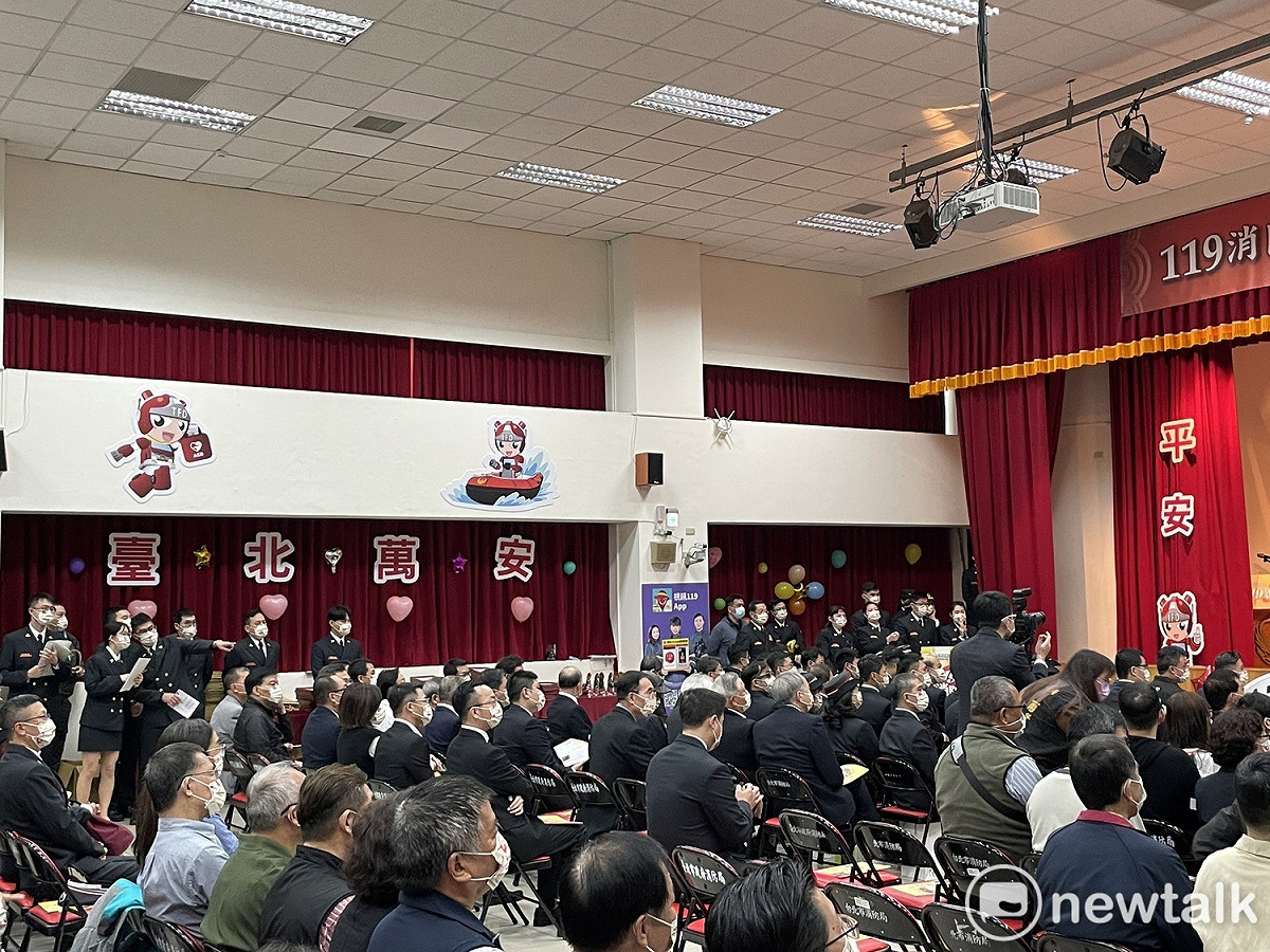 台北市消防局禮堂今以「台北萬安」4字佈置。 圖：周煊惠 / 攝