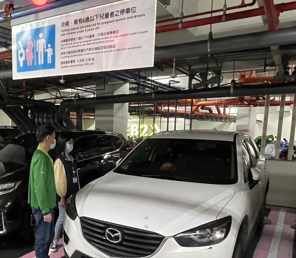 呼籲駕駛人勿貪圖一時方便占用身障、婦幼車格位及電動車充電車位。 圖：新北市交通局提供