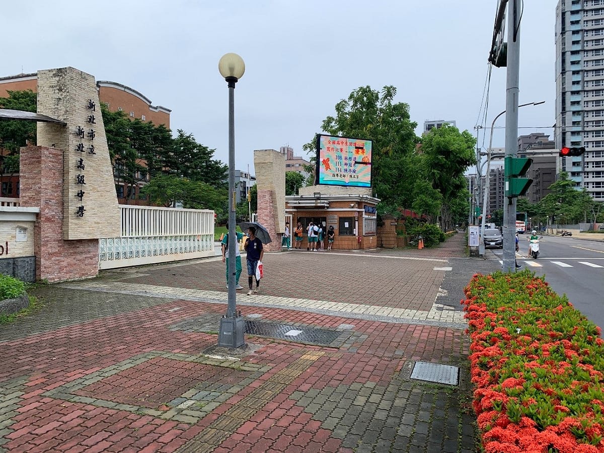 新北高中三信路側人行道。 圖：新北市交通局提供