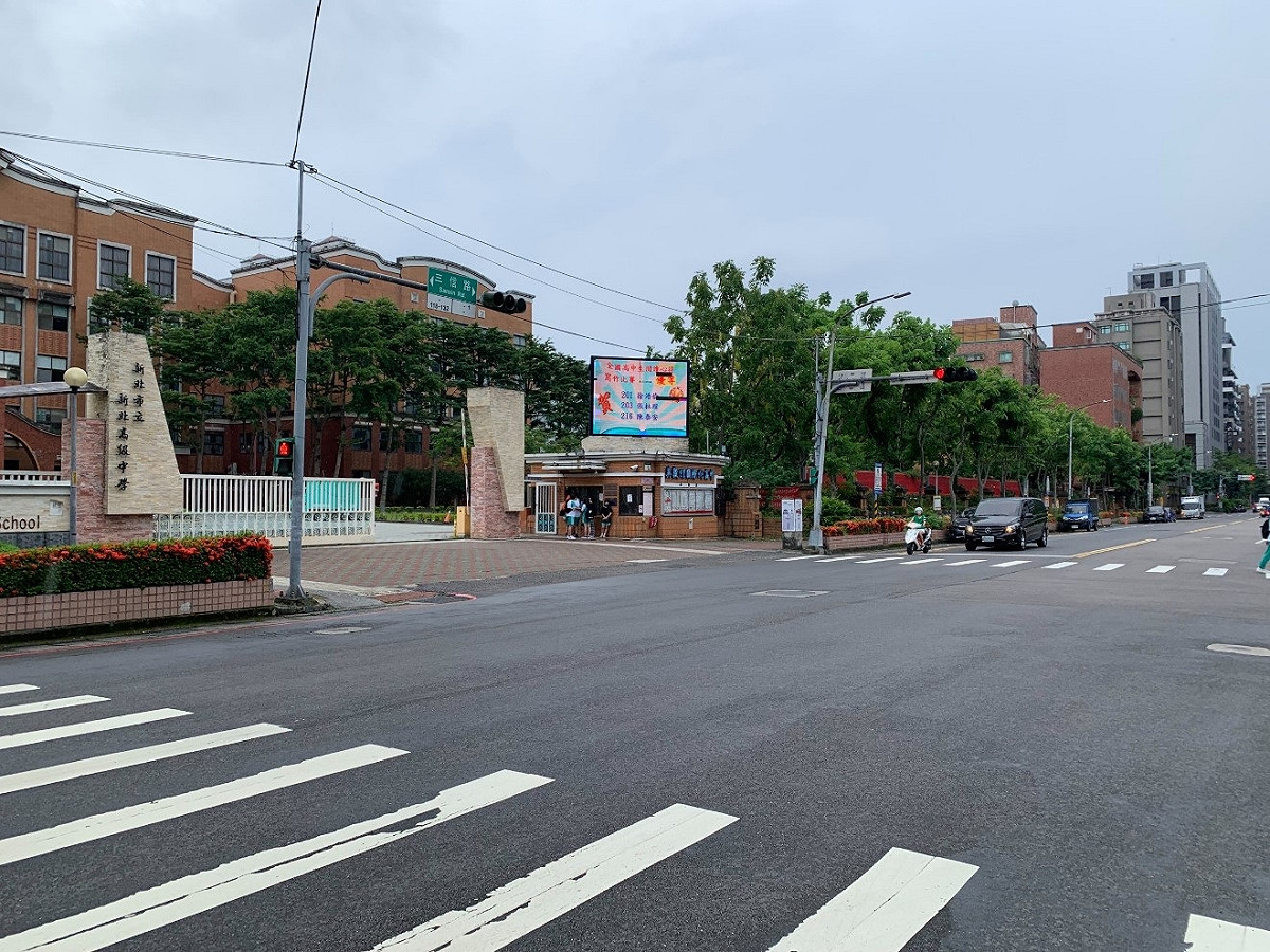 新北高中三信路側大門。 圖：新北市交通局提供
