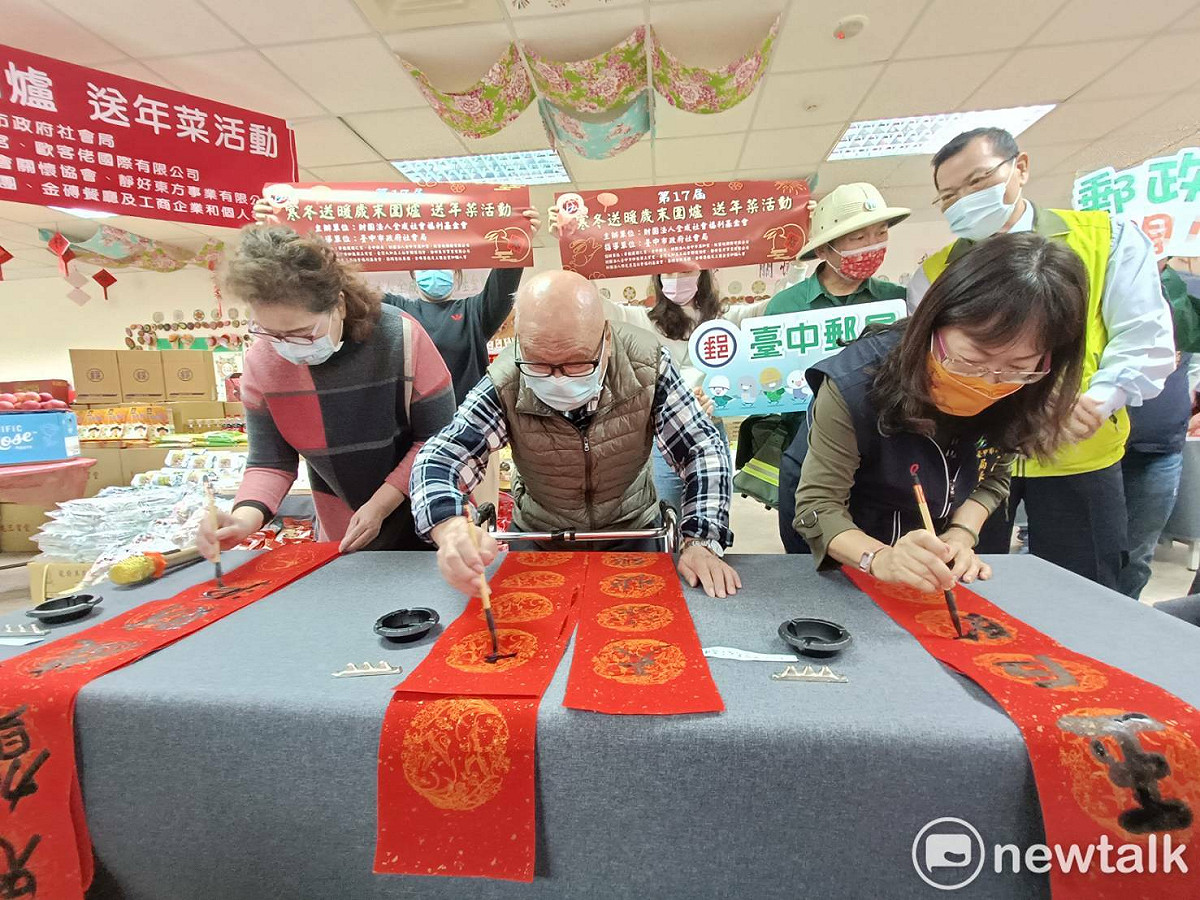 歲高齡98歲的寇爺爺親手揮毫寫春聯，為活動帶來高潮。 唐復年/攝