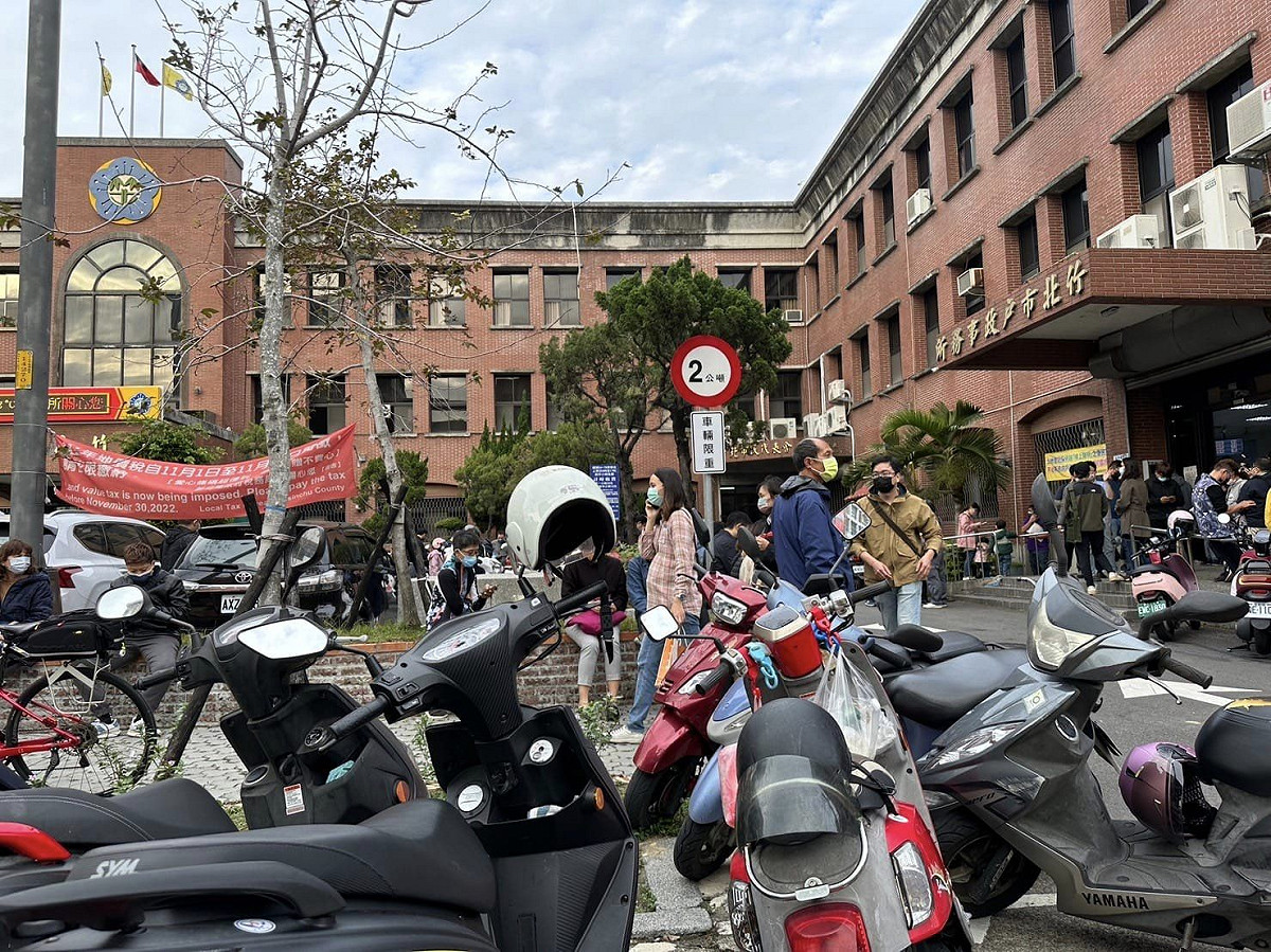 新竹縣竹北市宣布不排富、不分齡，發給每位市民6000元民生紓困金，戶政事務所湧現遷入戶籍人潮。 圖：翻攝徐人傑臉書