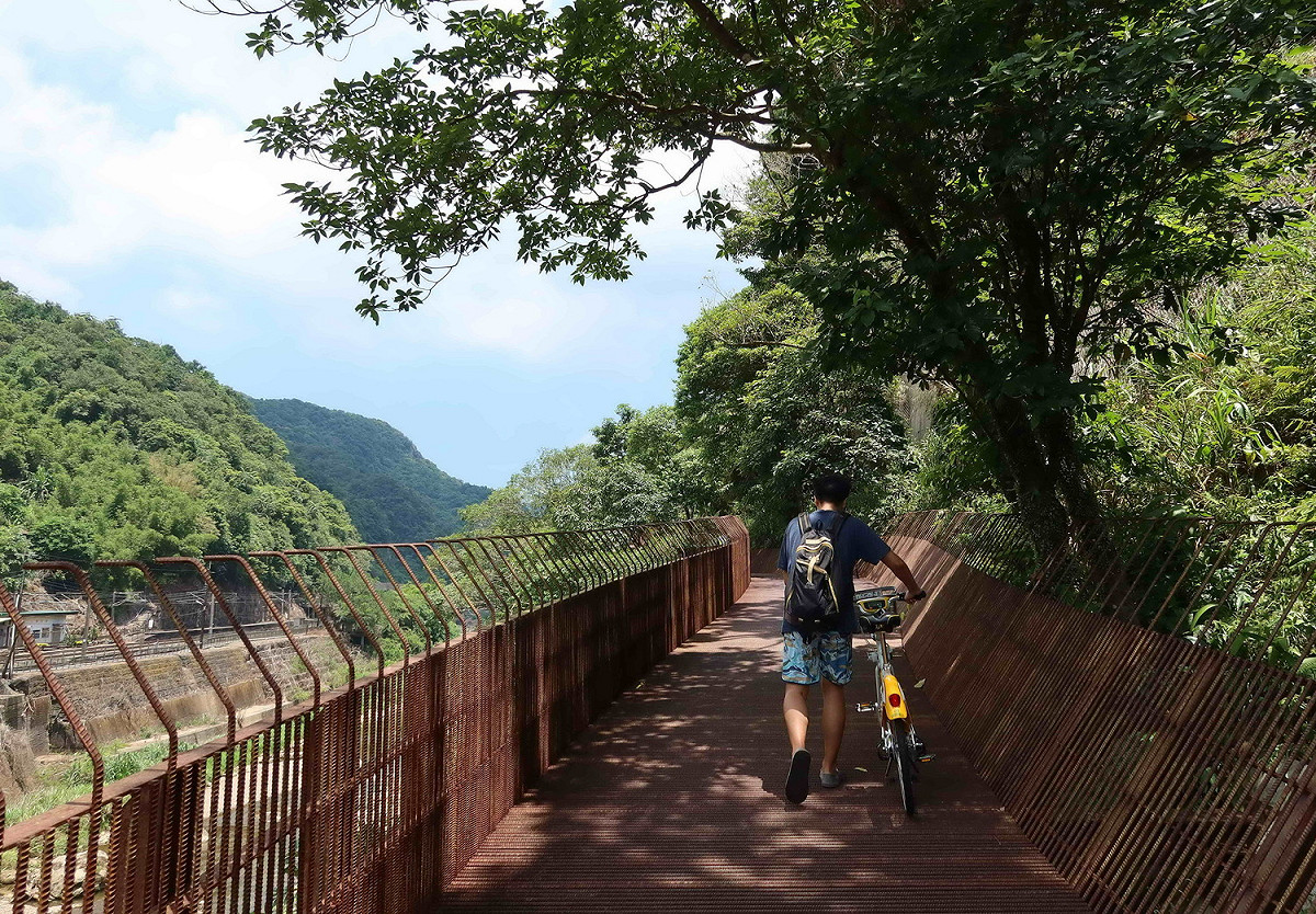 三貂嶺生態隧道落實生態保護，首創鋼筋棧橋，遊客行走其上不破壞原始生態。 圖：新北市民政局提供