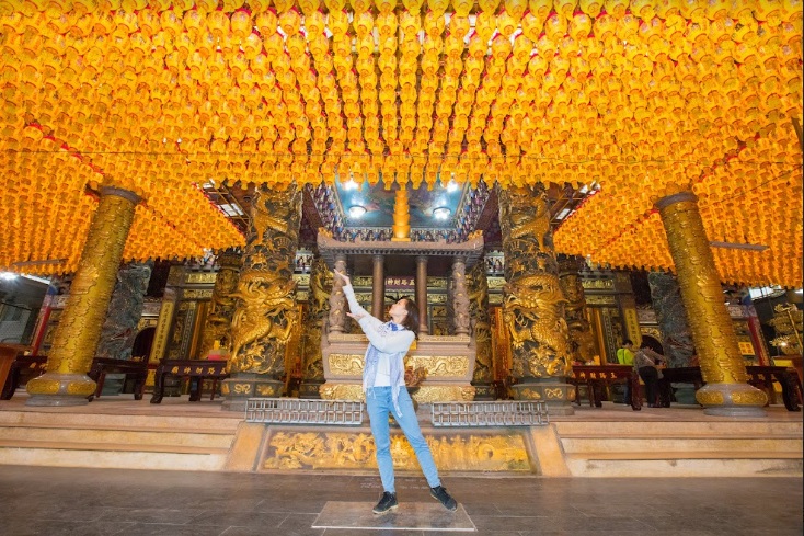 石碇五路財神廟呈現金碧輝煌的感覺，相當適合春節參拜求財。 圖：新北市觀旅局提供