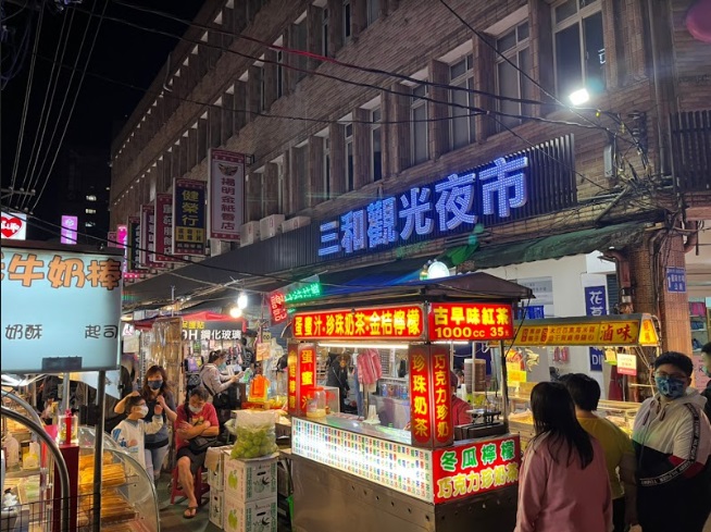 熱鬧的三和夜市有許多老字號美食，是當地人從小吃到大的經典滋味。 圖：新北市觀旅局提供