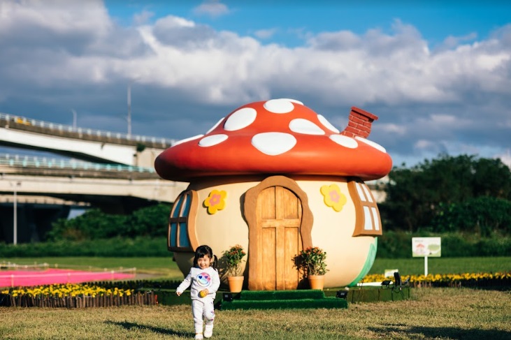 位於三重中興橋下的「鴨鴨地景藝術展」展期至1月29日，非常適合帶家中寶貝前往放電。 圖：新北市觀旅局提供
