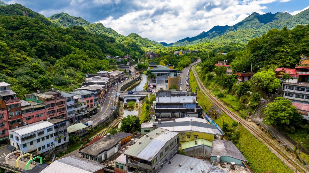 平溪老街坐落在靜謐的山間，鐵道與古厝呈現懷古風情之美。 圖：新北市觀旅局提供