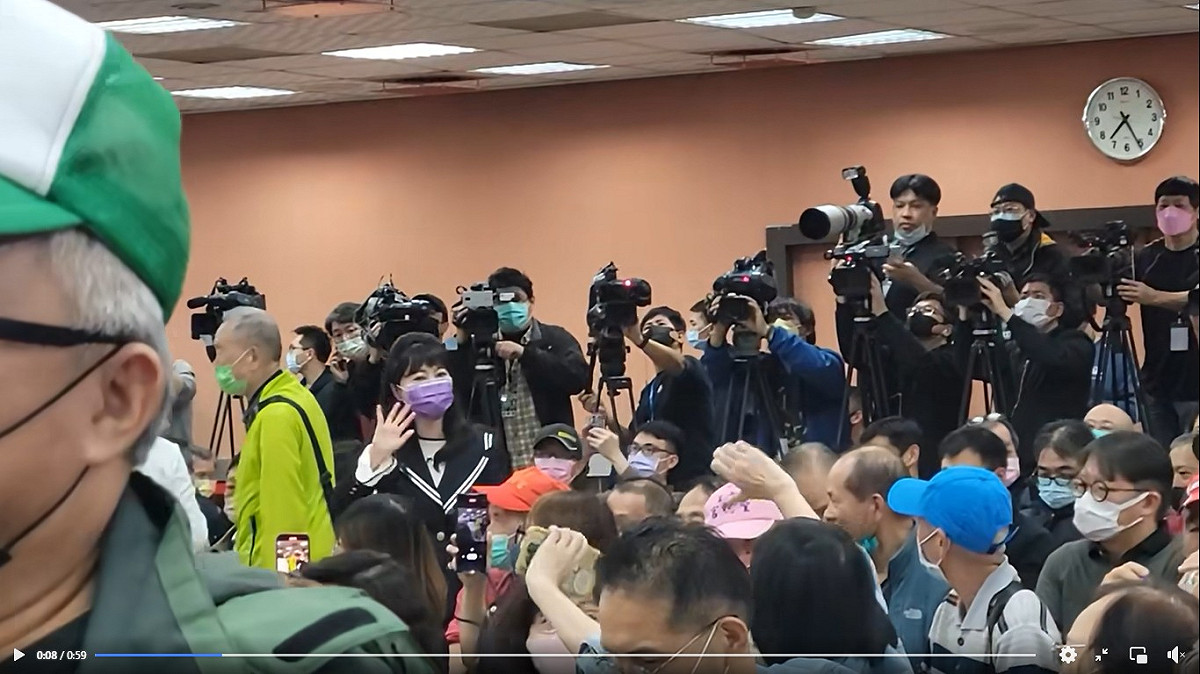 高嘉瑜現身賴清德台北政見會遭黨員比倒讚狂噓。 圖：翻攝音地大帝臉書