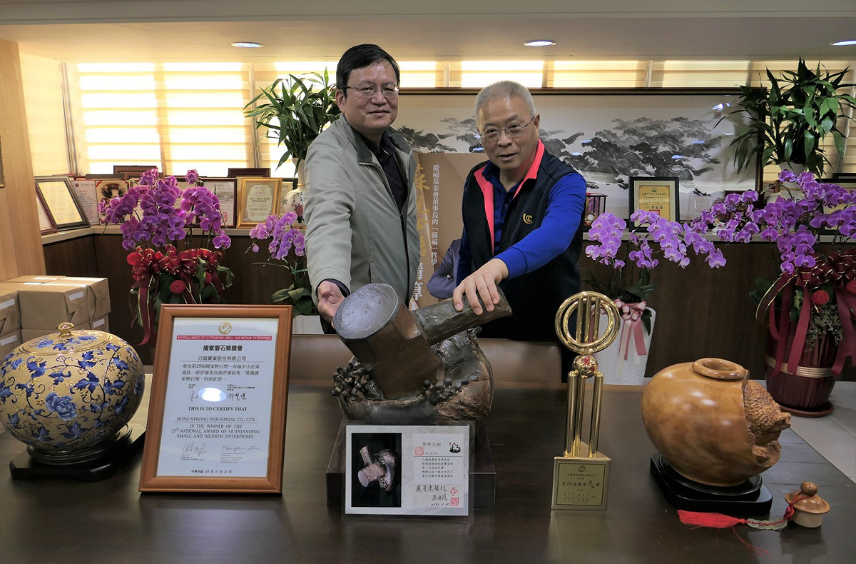 醒吾傑出校友力誠實業公司董事長蘇慶福（圖右）與醒吾科大公共事務中心主任郭石城在力誠實業公司辦公室前合影留念。 圖：醒吾科大提供
