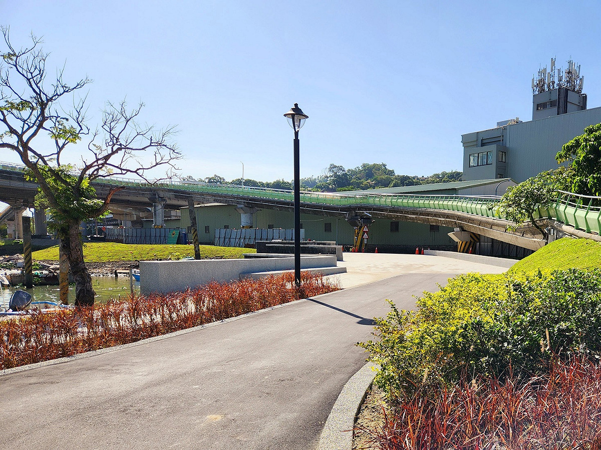 關渡橋周邊環境改善工程（石板鋪面區）-施工後。 圖：新北市高灘處提供