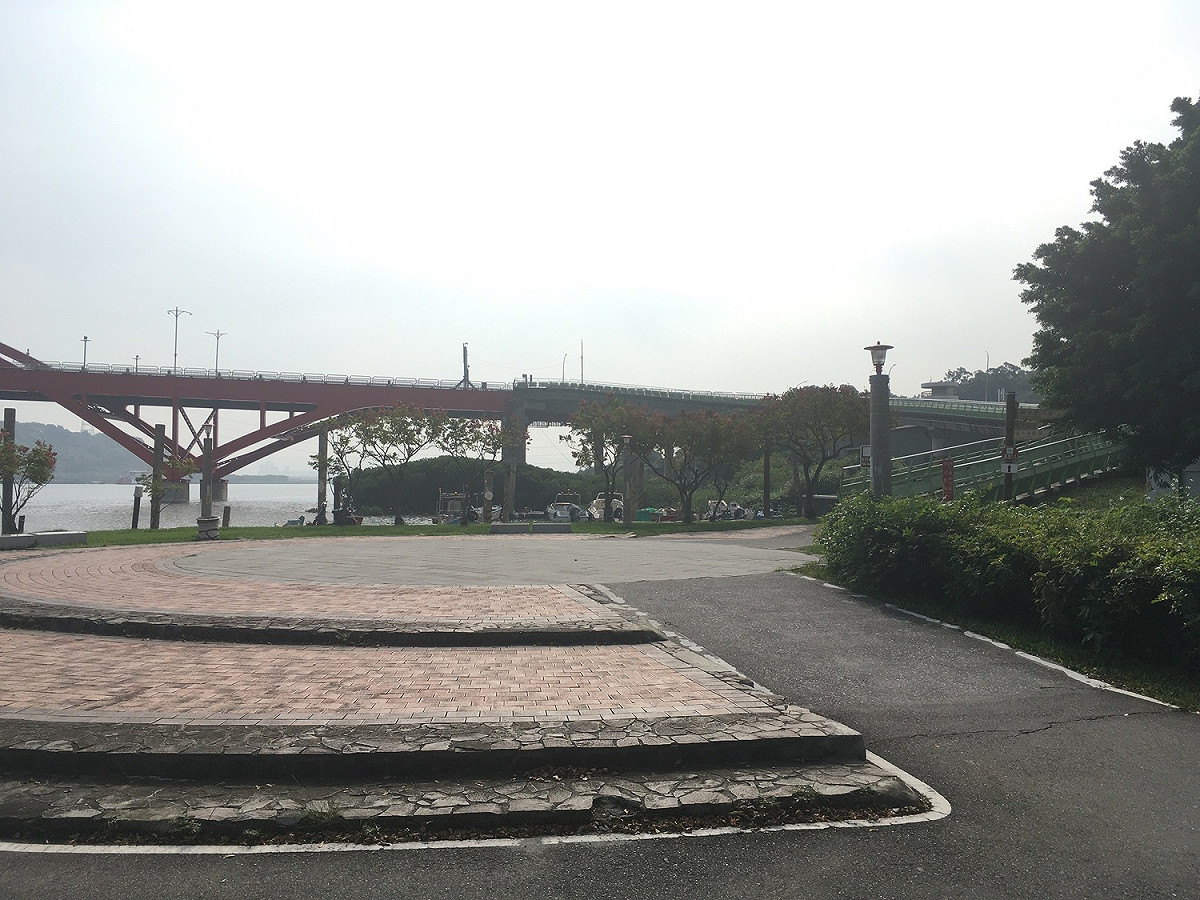 關渡橋周邊環境改善工程（廣場區）-施工前。 圖：新北市高灘處提供