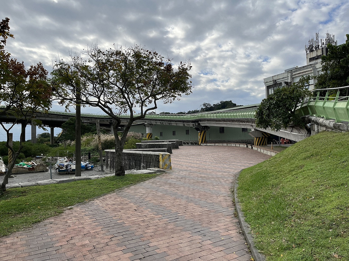 關渡橋周邊環境改善工程（石板鋪面區）-施工前。 圖：新北市高灘處提供