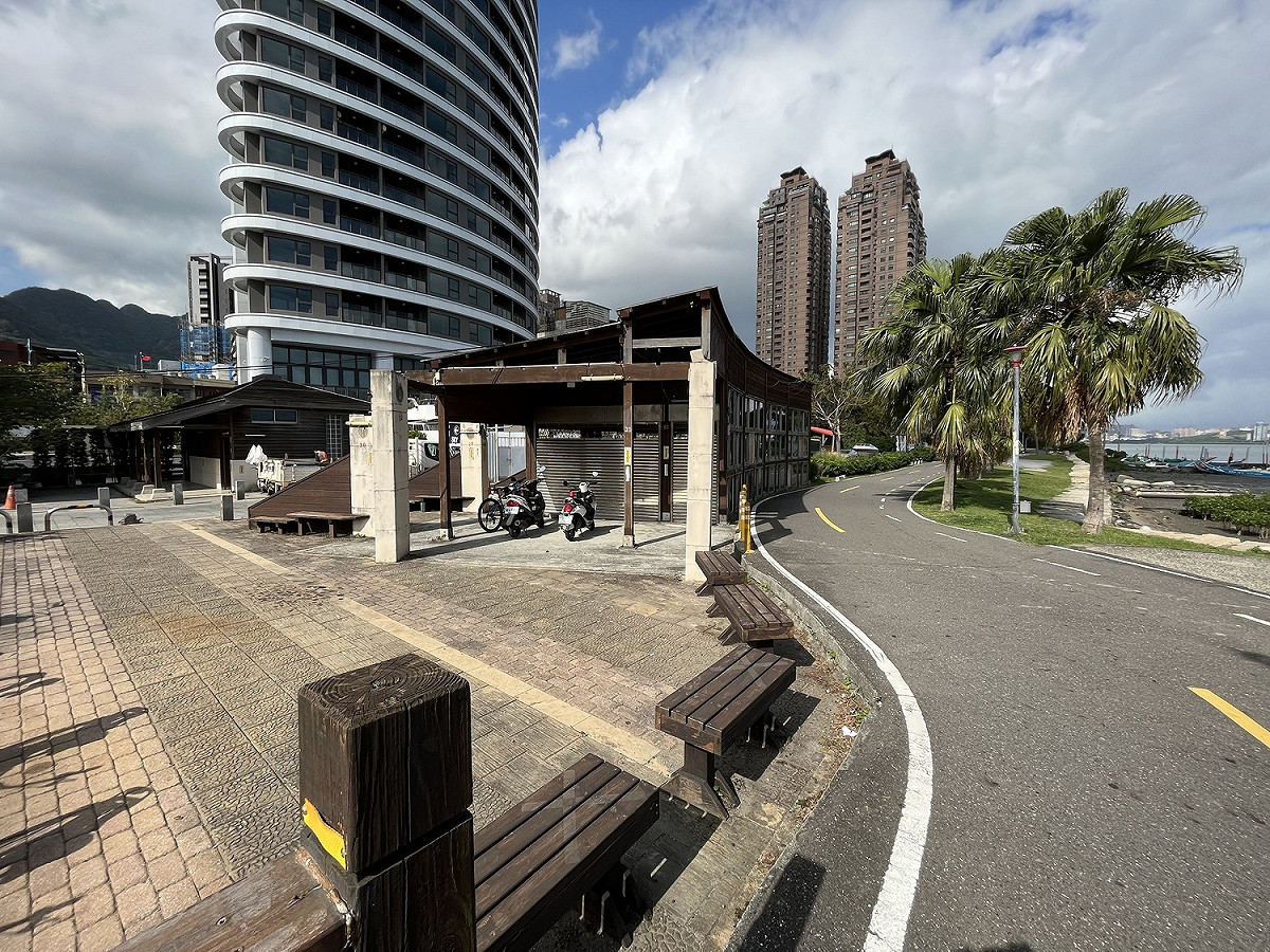 龍形渡船頭休憩廣場改善工程（船屋及自行車道）-施工前。 圖：新北市高灘處提供