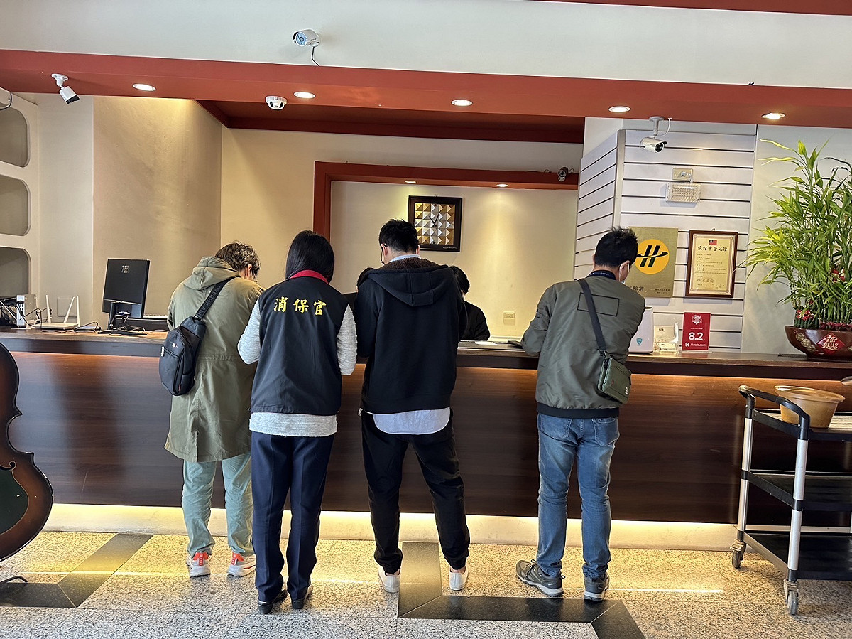 投宿前民眾可查看現場明顯處是否有懸掛合法旅館、民宿業登記證，以及旅館民宿專用標識牌。 圖：新北市觀旅局提供