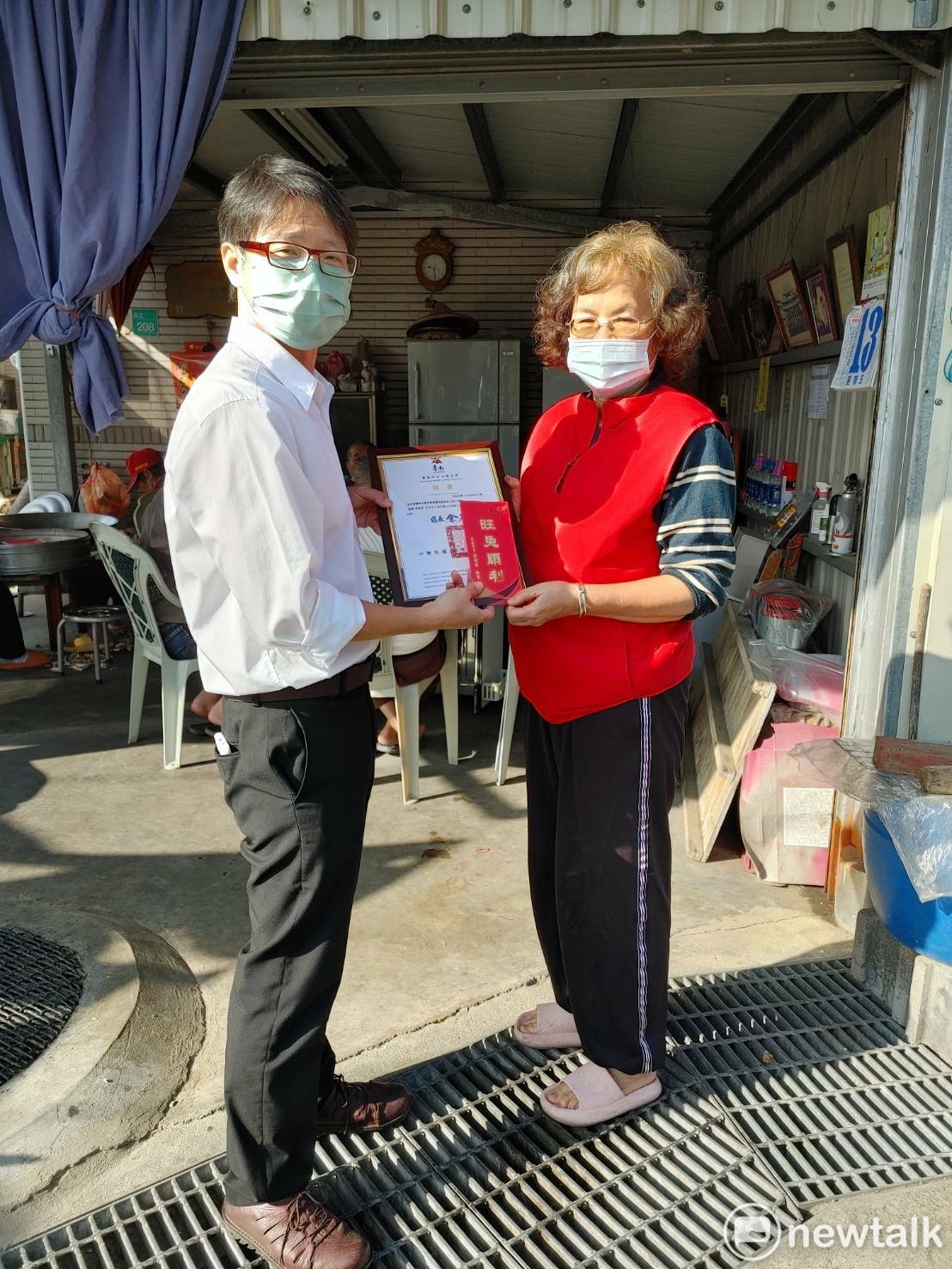 今年調高後的工作慰勞金6,000元將於過年農曆春節前由各區公所代表市長致贈發放，除祝賀鄰長新年如意、闔家平安，同時也祝福市府政策推動更加順利。 圖：台南市政府提供
