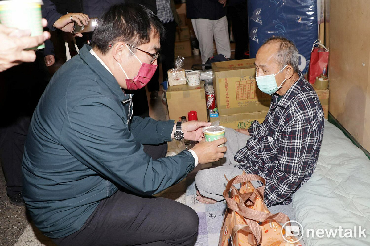 行政院日前核定針對低收及中低收生活補助延續加發，台南市原配合中央期程定於19日發放，但台南市長黃偉哲有感經濟弱勢家戶於年前各項生活支出及採買年貨的需求增加，特指示社會局、各區公所及相關局處加速撥款行政作業，在團隊的努力下提早於14日入帳。 圖：黃博郎／攝