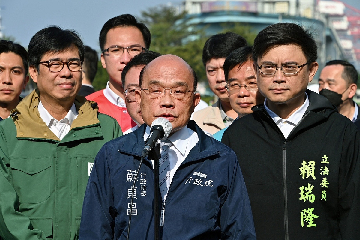 陳其邁(左)陪同蘇貞昌(中)到高雄視察前鎮漁港建設計畫推動情形。 圖：行政院提供（資料照）