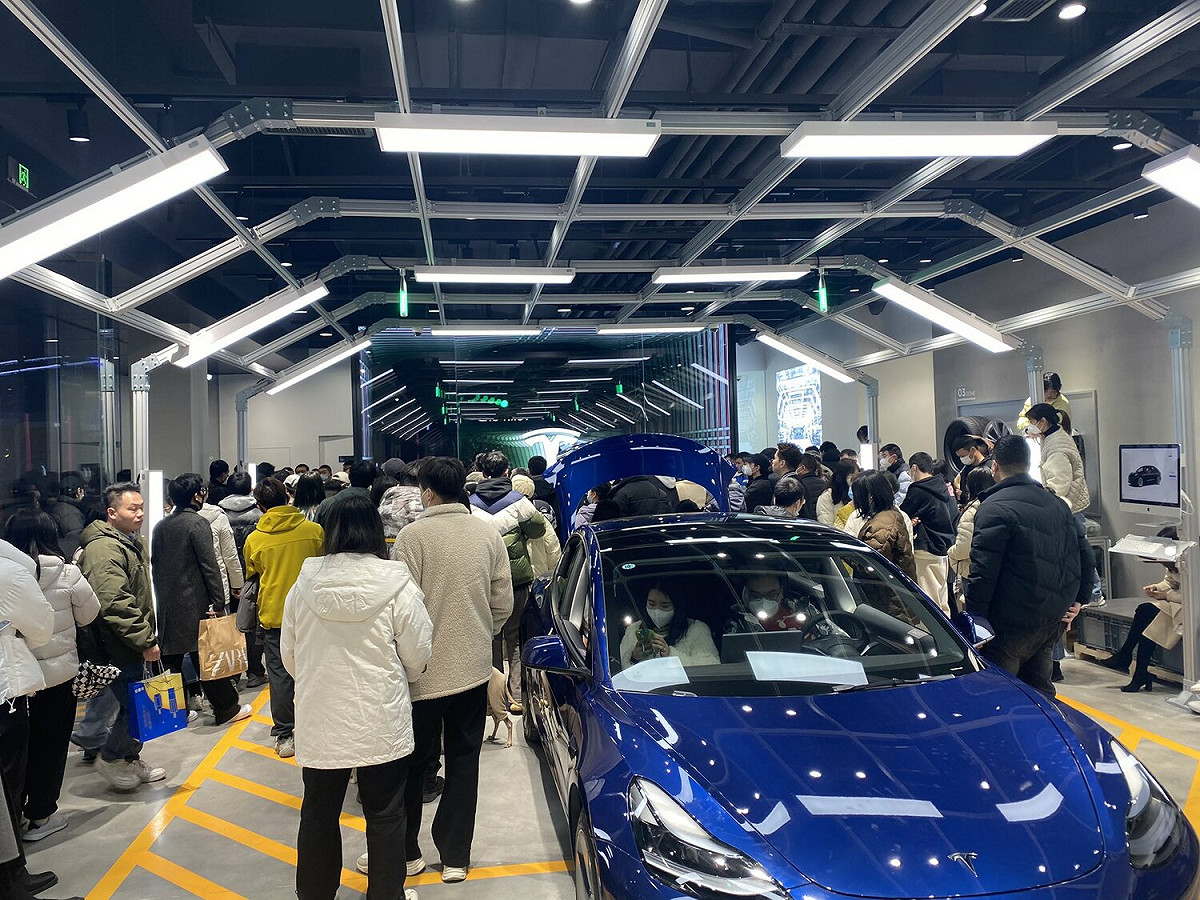 中國各地的特斯拉門市被降價前用原價購買車輛的車主擠爆，要求退錢。 圖 :翻攝自@marsrocky_yl推特
