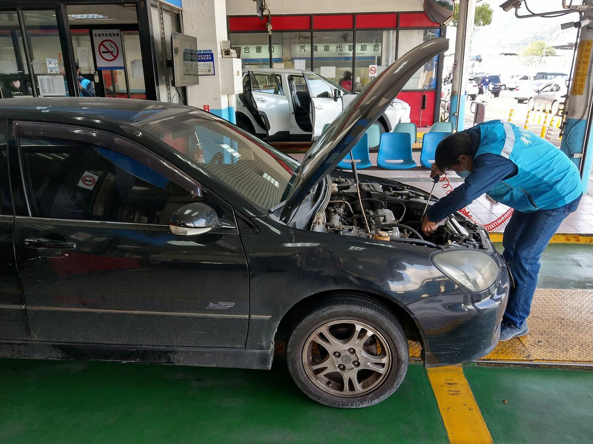 公路總局為讓民眾車時，更便利繳交檢驗規費及交通違規罰鍰，推出多元電子支付，種類包括台灣PAY、SAMSUNG PAY、APPLE PAY、信用卡等。 圖：台北區監理所提供