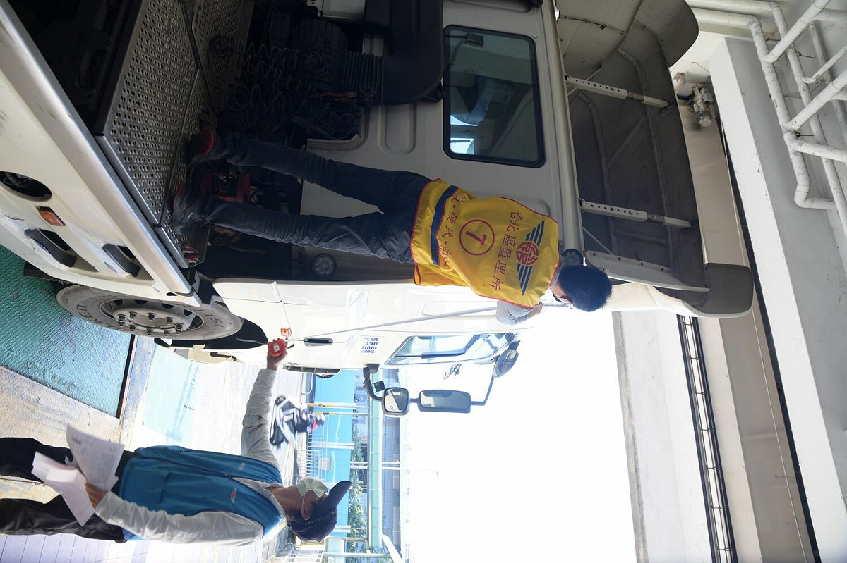 車輛定期檢驗通知單或簡訊驗車服務通知均屬提醒性質，即便未收到驗車通知，仍應依行車執照登載之指定檢驗日期前後1個月內辦理定檢，避免逾期產生相關罰鍰。 圖：台北區監理所提供