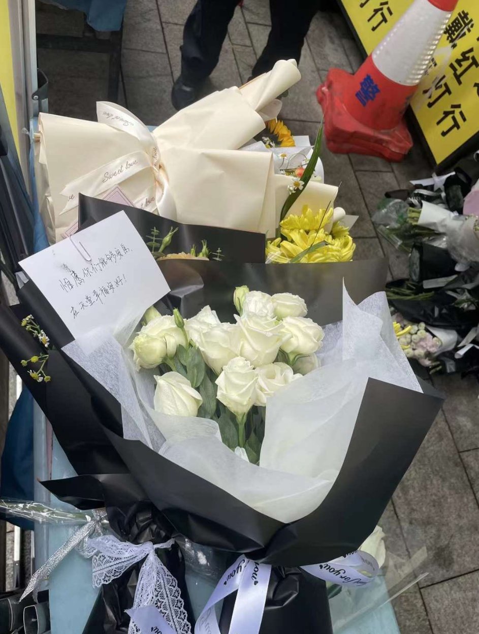當局試圖淡化廣州寶馬撞人事件，民眾自發性前往獻花。 圖：翻攝自李老師不是你老師推特