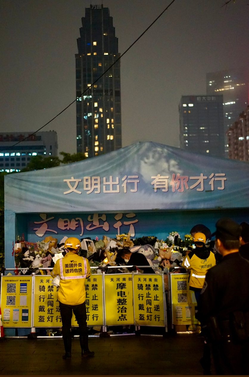 民眾獻花的棚子已被塞滿。 圖：翻攝自李老師不是你老師推特