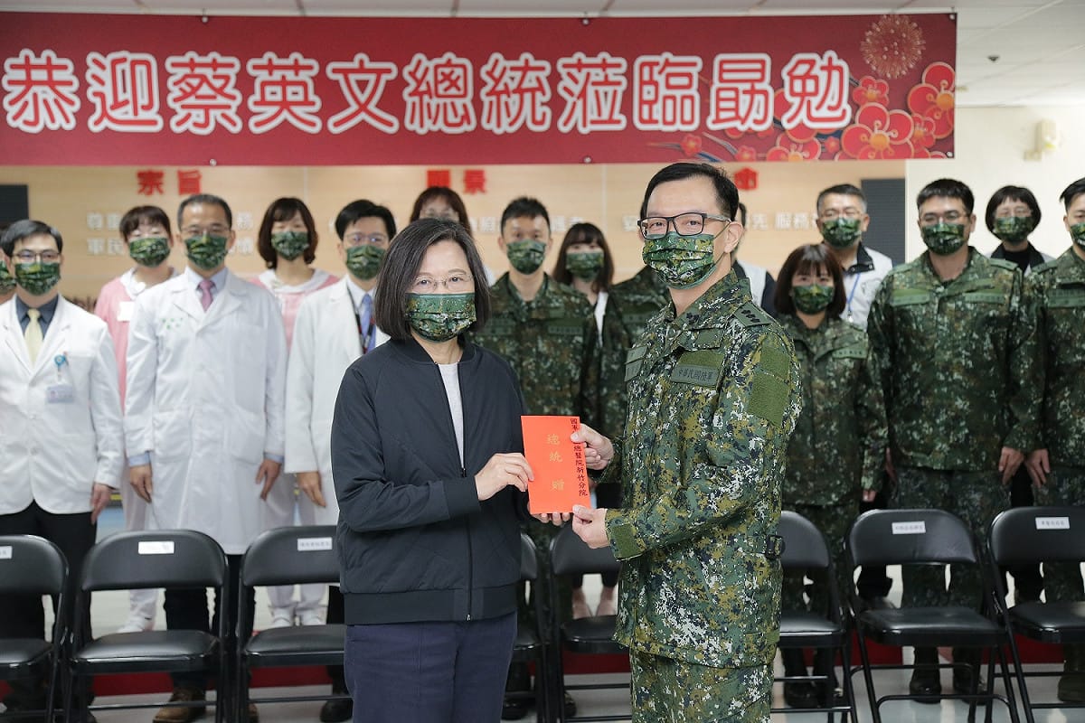蔡英文今天在邱國正、顧立雄等人的陪同下，赴新竹地區勛勉部隊，頒發加菜金，預祝官兵新年快樂。 圖：總統府提供