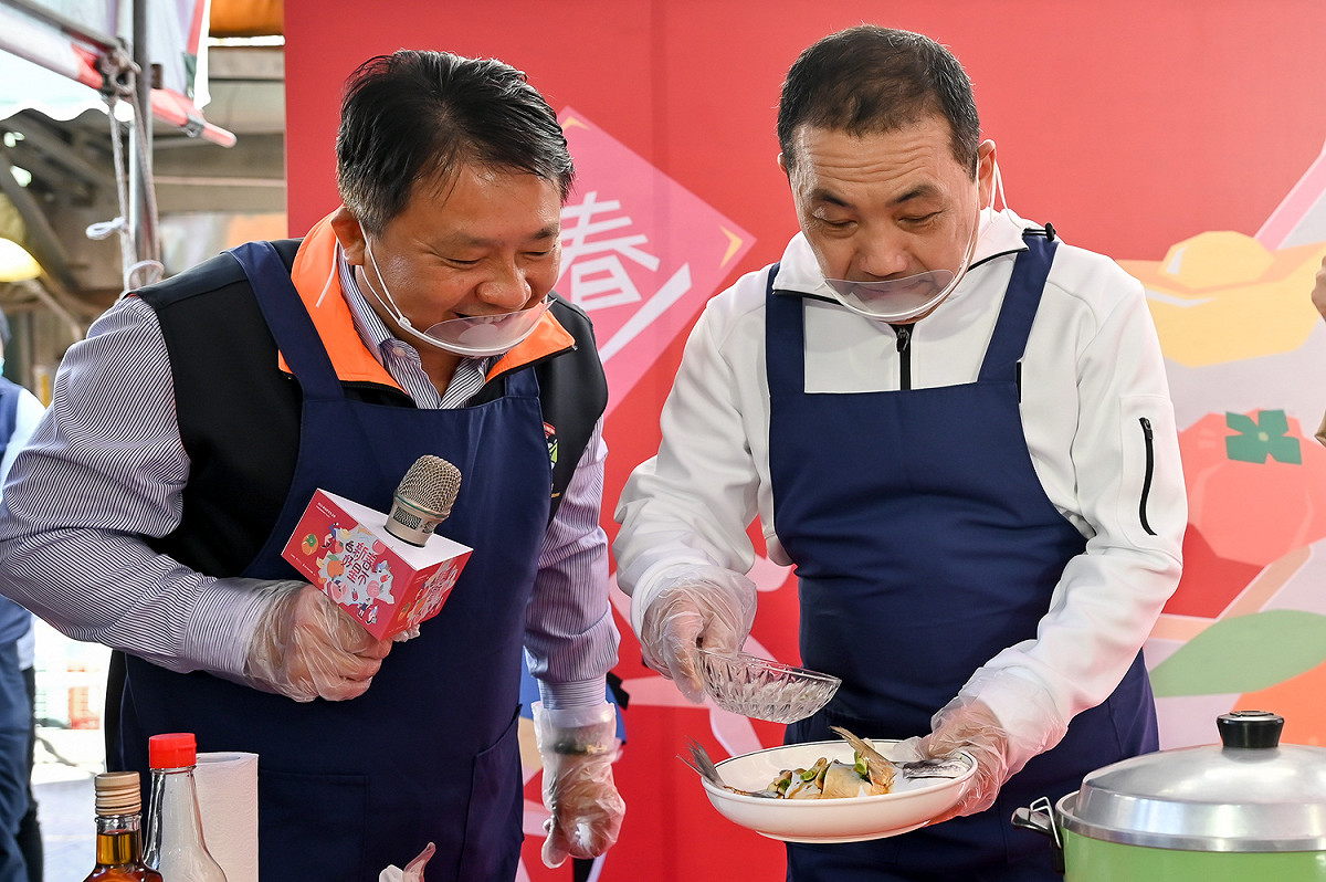 侯友宜今(13)日上午現身三峽公有零售市場，宣布摸彩活動啟動並親自料理開運年菜「清蒸白鯧」，祝福各行各業生意昌隆。 圖：新北市市場處提供