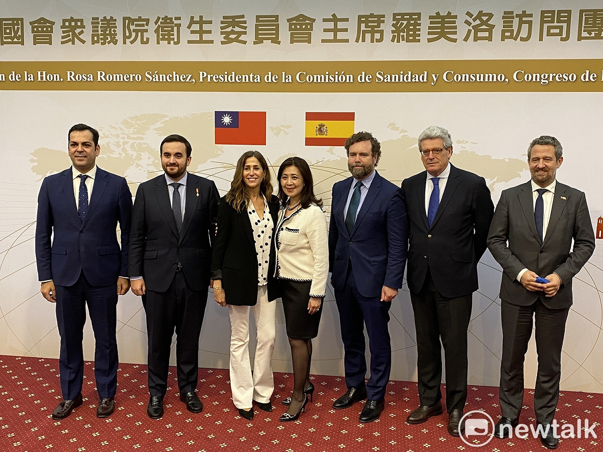 西班牙眾議院衛生委員會主席羅美洛（左3）率領5位議員訪台，與外交部發言人歐江安（中）合影。 圖：周煊惠 / 攝